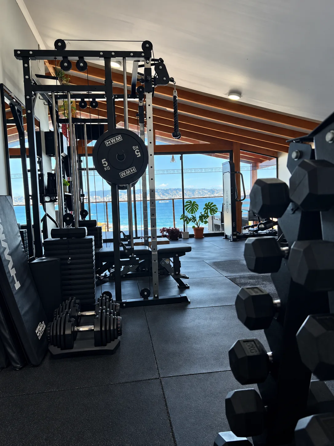 Persona entrenando dominadas en GET UP Reñaca